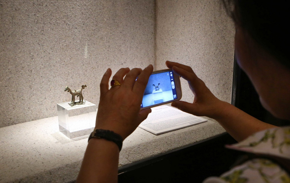 Khách tham quan thích thủ ghi lại hình ảnh các báu vật. (Ảnh: Thành Đạt/TTXVN)