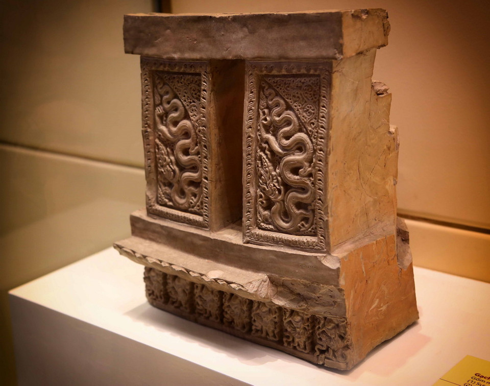 Một báu vật khảo cổ được trưng bày tại triển lãm. (Ảnh: Thành Đạt/TTXVN)