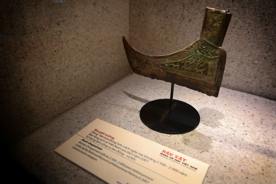 Rìu gót vuông, văn hóa Đông Sơn, cách ngày ngay từ 2.500-2.000 năm. (Ảnh: Thành Đạt/TTXVN)