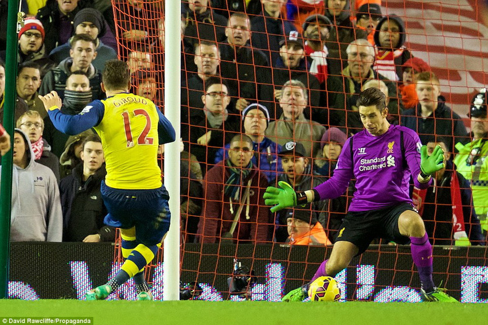 Ở phút thứ 65, Olivier Giroud cũng có bàn thắng của riêng mình với pha 'xâu kim' qua chân thủ thành Brad Jones, nâng tỷ số lên thành 2-1 cho các 'pháo thủ.' (Nguồn: David Rawcliffe/Propaganda)