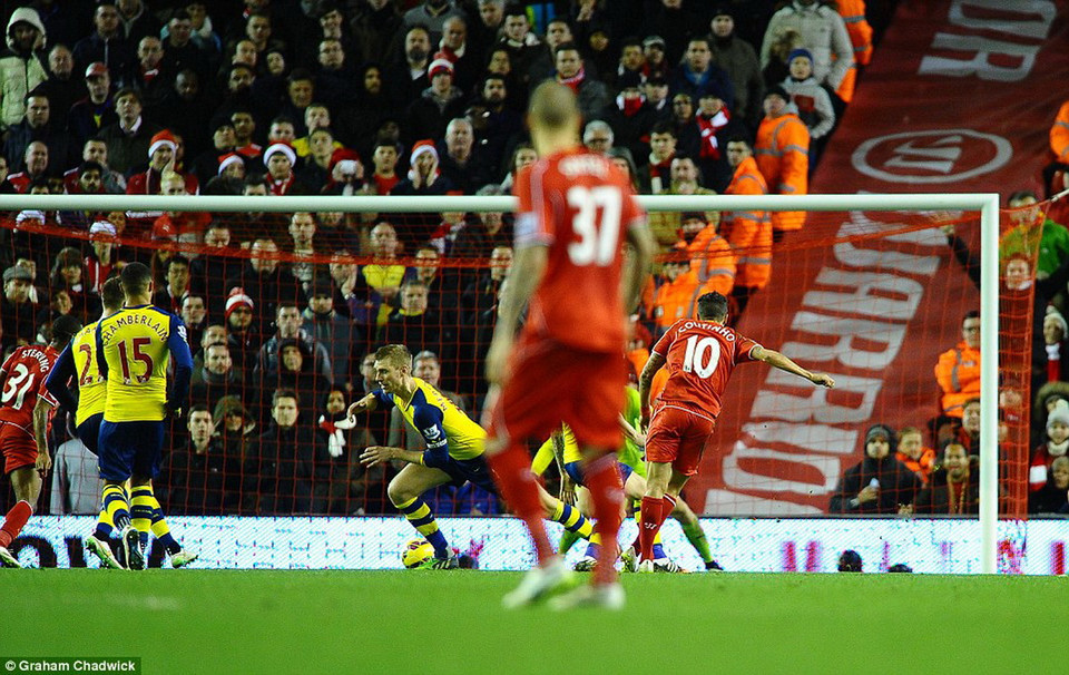 Hàng hậu vệ Arsenal đứng rất đông quanh khu cấm địa, những cũng chỉ để tô điểm cho bàn thắng của tiền vệ người Brazil. (Nguồn: Graham Chadwick)