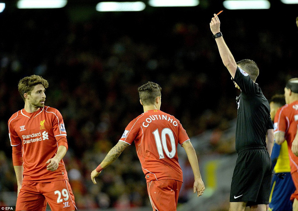 Chiến thắng tưởng chừng nằm chắc trong tay của Arsenal, khi ở những phút cuối của trận đấu, cầu thủ vào sân thay người ở hiệp 2, Fabio Borini nhận thẻ vàng thứ 2 và phải rời sân sau pha phạm lỗi thô bạo với Santi Cazorla. (Nguồn: EPA)