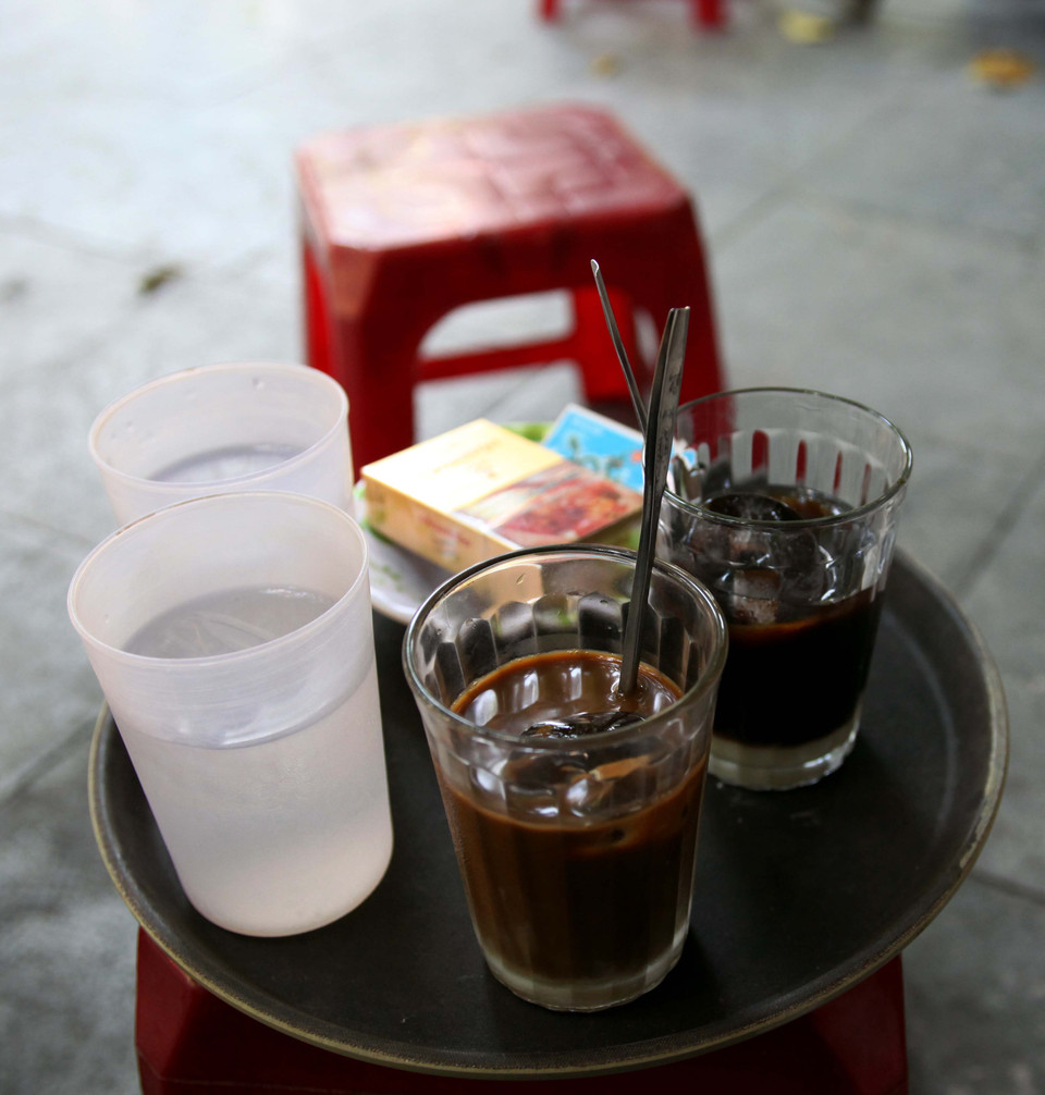 Quán nhỏ, diện tích khoảng 100m2 (trong nhà, chưa tính ngoài vỉa hè), tổng số 25 bàn nhỏ (mỗi bàn tối đa khoảng 4 khách). (Ảnh: PV/Vietnam+)