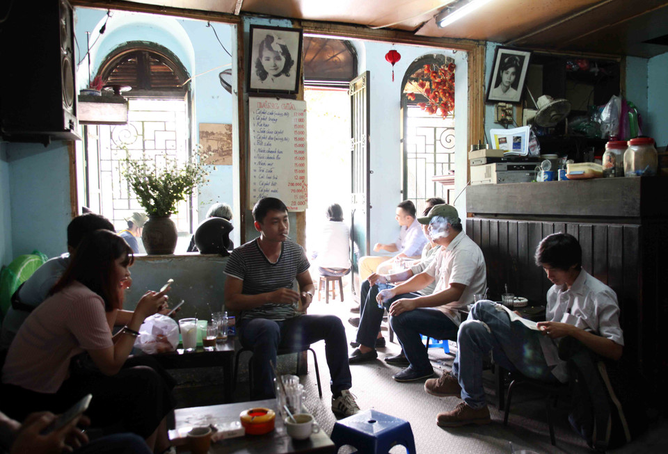 Vừa chuyện trò vừa nhấm nháp ly cafe, hay trầm ngâm trước phố phường ngược xuôi hối hả. (Ảnh: PV/Vietnam+)