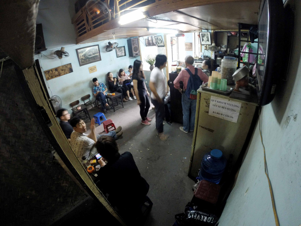 Không gian trong quán vẫn không khác mấy so với hơn 20 năm về trước. (Ảnh: PV/Vietnam+)