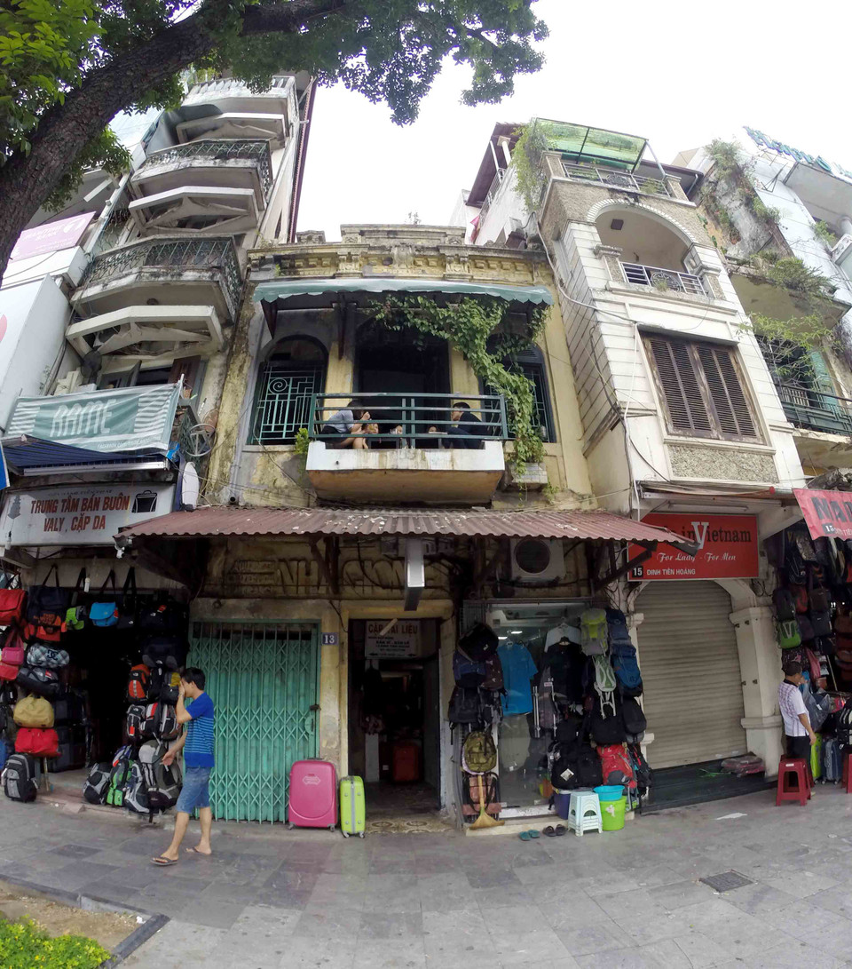 Cafe Đinh(13 Đinh Tiên Hoàng) ở sâu sau một dãy hàng bán cặp, túi xách, lên cầu thang hẹp và tối, trên gác hai của một căn nhà cổ, có ban công nhỏ nhìn ra hồ Hoàn Kiếm. (Ảnh: PV/Vietnam+)