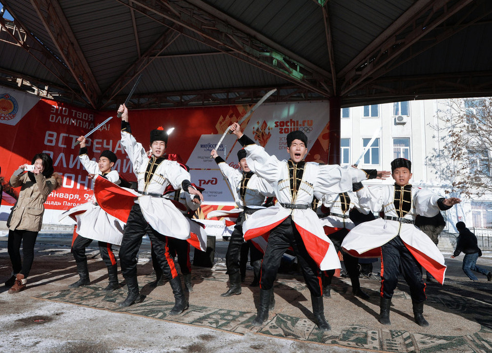 Màn trình diễn của đội rước đuốc Olympic ở Cộng hòa Kalmykia. (nguồn: Sputniknews)
