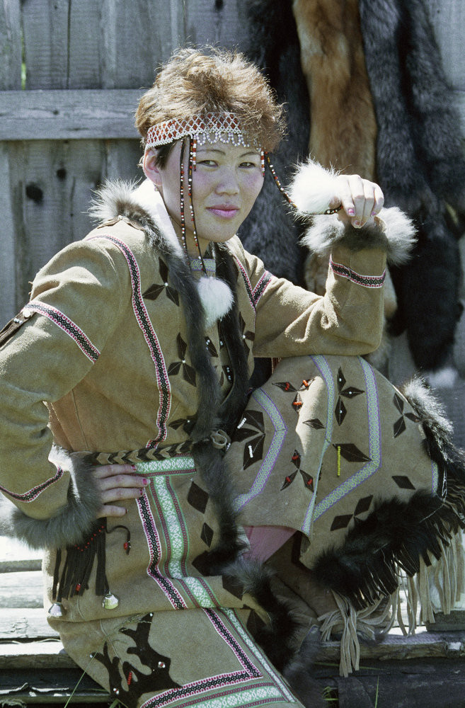 Một cô gái dân tộc Evenk trong trang phục truyền thống. (nguồn: Sputniknews)