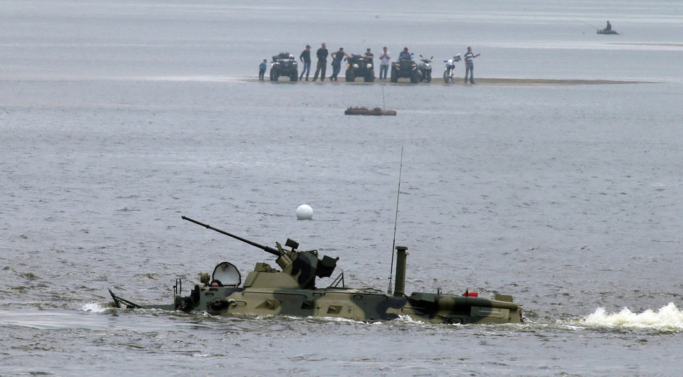 Các đơn vị trinh sát được hỗ trợ bởi APC đổ bộ. (Nguồn: Sputniknews)