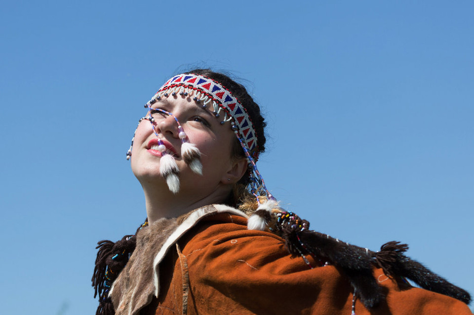 Một cô gái đang mặc trang phục truyền thống nhảy múa trong lễ hội cá đầu mùa ở lãnh thổ của người Kiv'in Antum ở Yelizovo, vùng Kamchatka. (Nguồn: Sputniknews)