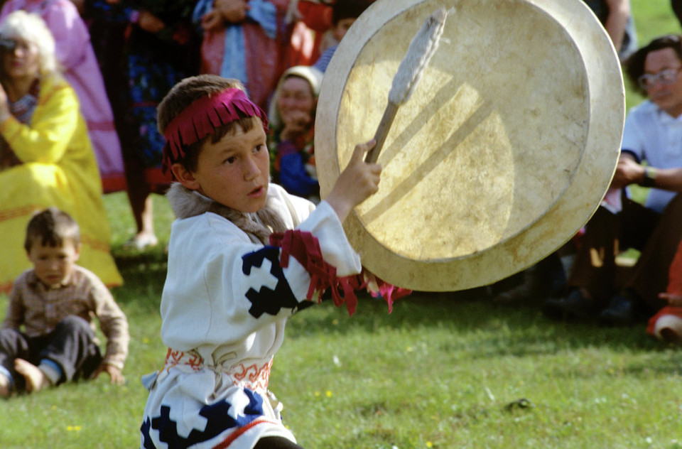 Một cậu bé tham gia vào lễ hội Mansi hàng năm với điệu nhảy shaman và một cái trống đặc biệt. (Nguồn: Sputniknews)
