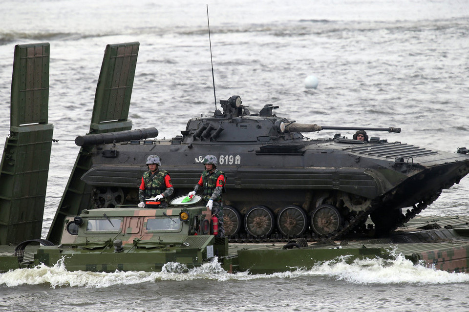 Các đơn vị bộ binh cơ giới tham gia vào cuộc thi kỹ thuật quân sự Open Water ở thành phố Murom. (Nguồn: Sputniknews)