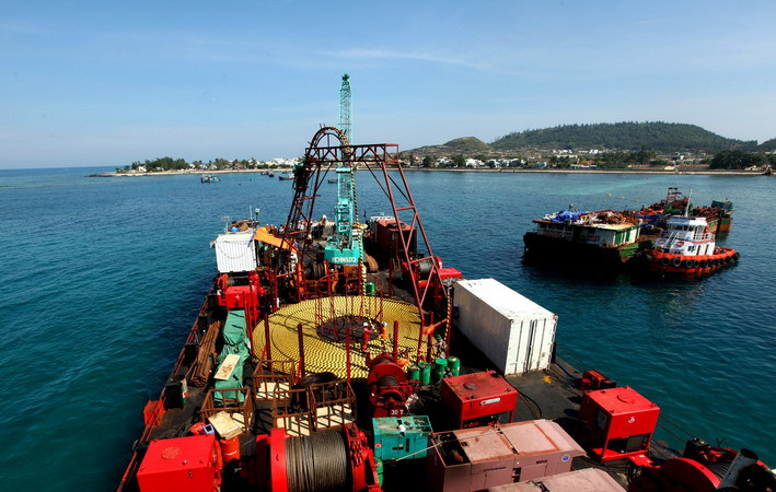 Công đoạn thi công 27 km cáp ngầm xuyên biển đã được rút ngắn còn 2 tuần. (Ảnh: Ngọc Hà/TTXVN)