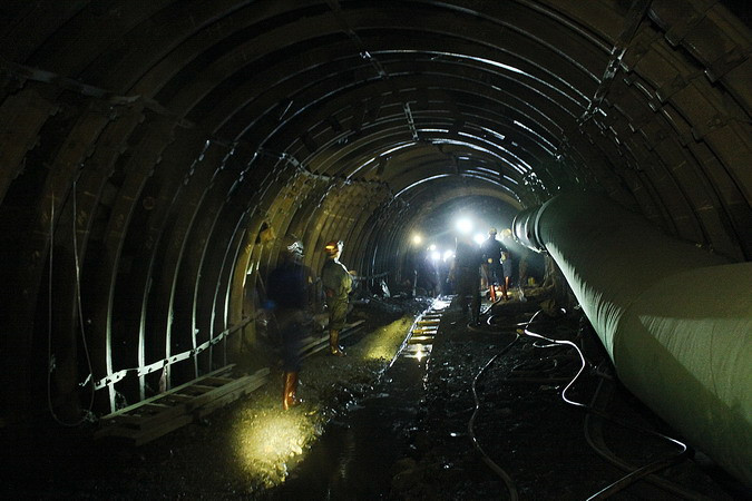 Công nhân khai thác hầm lò của Công ty Than Thống Nhất (Quảng Ninh) đang bóc những lớp đất đá cuối cùng cho một gương than mới. (Ảnh: Trọng Đạt/TTXVN)