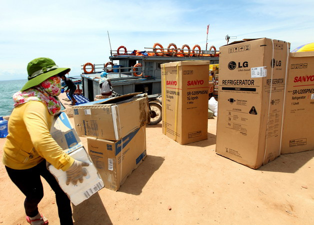 Những ngày này, các mặt hàng đồ điện đang ồ ạt "đổ bộ” lên đảo để đón điện lưới quốc gia. (Ảnh: Ngọc Hà/TTXVN)