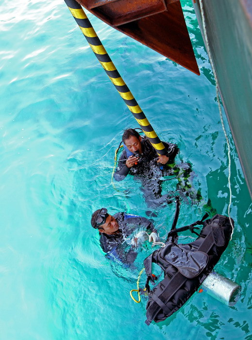 Công đoạn thi công 27km cáp ngầm xuyên biển đã được rút ngắn còn 2 tuần. (Ảnh: Ngọc Hà/TTXVN)