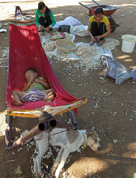 Có điện lưới quốc gia, người dân sẽ hết cảnh phải "trốn" cái nóng hừng hực dưới các bóng cây. (Ảnh: Ngọc Hà/TTXVN)