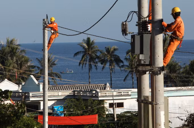 Triển khai xây dựng lưới điện phân phối, lắp đặt côngtơ điện tử, đưa điện đến từng hộ dân. (Ảnh: Ngọc Hà/TTXVN)