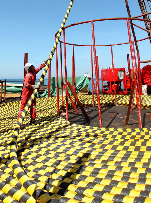 Công đoạn thi công 27km cáp ngầm xuyên biển đã được rút ngắn còn 2 tuần. (Ảnh: Ngọc Hà/TTXVN)