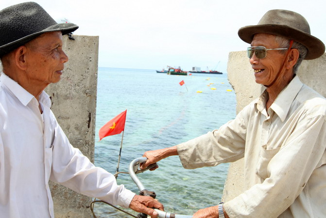 Người dân Lý Sơn háo hức, mừng vui chờ đón sự kiện hòn đảo tiền tiêu bừng sáng. (Ảnh: Ngọc Hà/TTXVN)