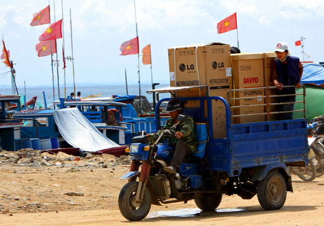 Những ngày này, các mặt hàng đồ điện đang ồ ạt "đổ bộ” lên đảo để đón điện lưới quốc gia. (Ảnh: Ngọc Hà/TTXVN)
