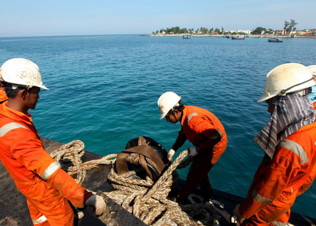 Công đoạn thi công 27km cáp ngầm xuyên biển đã được rút ngắn còn 2 tuần. (Ảnh: Ngọc Hà/TTXVN)