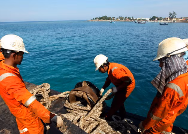 Công đoạn thi công 27km cáp ngầm xuyên biển đã được rút ngắn còn 2 tuần. (Ảnh: Ngọc Hà/TTXVN)
