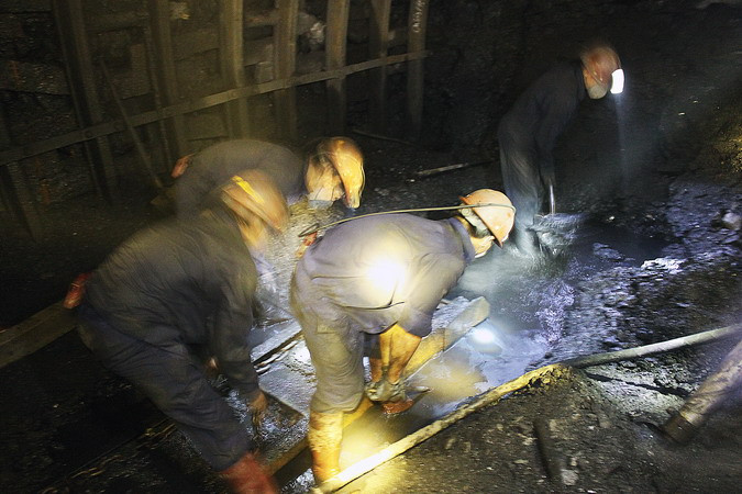 Công nhân lắp đặt hệ thống băng chuyền, chuẩn bị cho mẻ than mới ra lò. (Ảnh: Trọng Đạt/TTXVN)