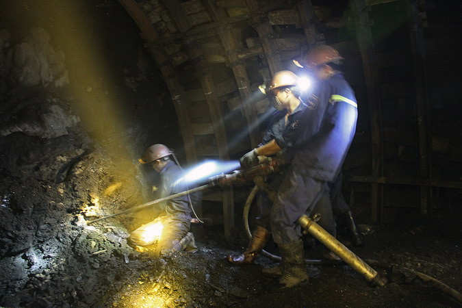 Công nhân khai thác hầm lò của Công ty Than Thống Nhất (Quảng Ninh) đang khoan phá lớp đất đá cuối cùng để đến với gương than mới. (Ảnh: Trọng Đạt/TTXVN)