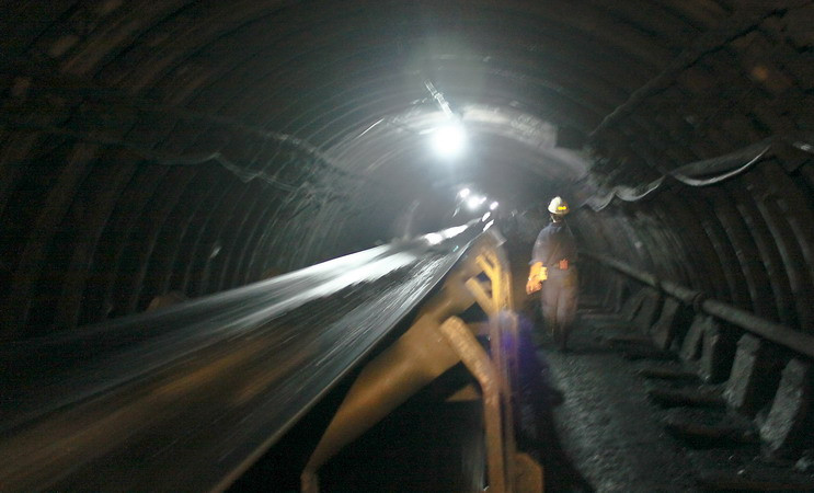 Băng chuyền vận tải than trong hầm lò. (Ảnh: Trọng Đạt/TTXVN)