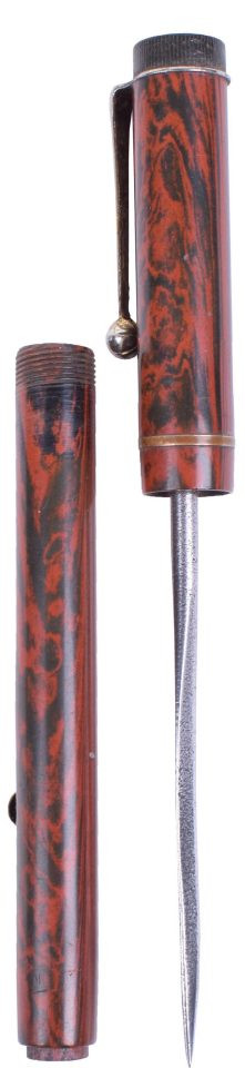 Bề ngoài vũ khí này giống chiếc bút mực, nhưng bên trong nó có một mũi dùi rất nhọn dùng để đâm kẻ địch. (Nguồn: Thesun)