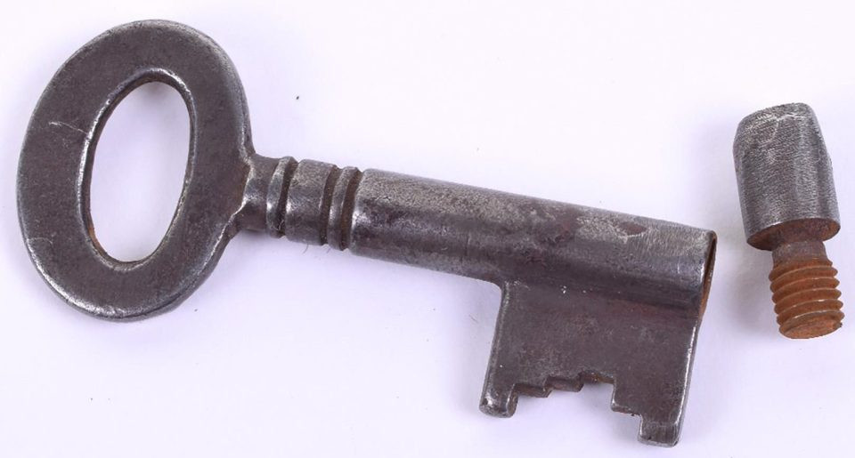 Thoạt nhìn thiết bị này giống như chìa khóa mở cửa bình thường. Thực chất nó có một ngăn đặc biệt để chứa chất độc. (Nguồn: Thesun)