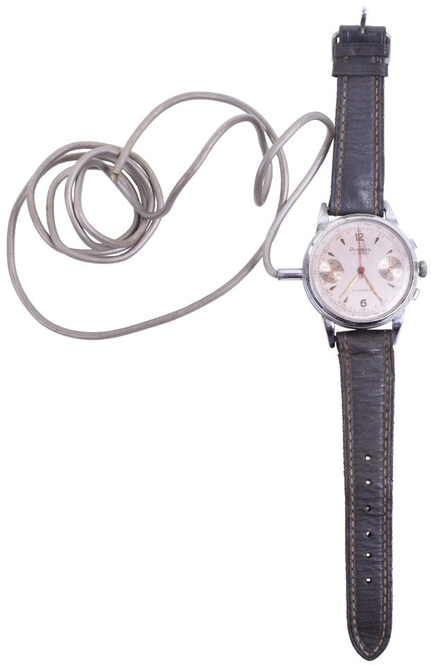 Không phải thiết bị nào của điệp viên cũng dùng để giết chóc. Chiếc đồng hồ này có một micro nhỏ giấu trong nó. Micro có thể nối với máy ghi âm bằng một đoạn dây. (Nguồn: Thesun)