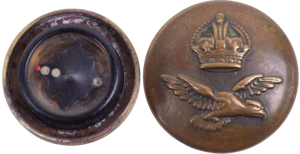 Chiếc la bàn này đã được bán đấu giá vào ngày 14/2. (Nguồn: Thesun)