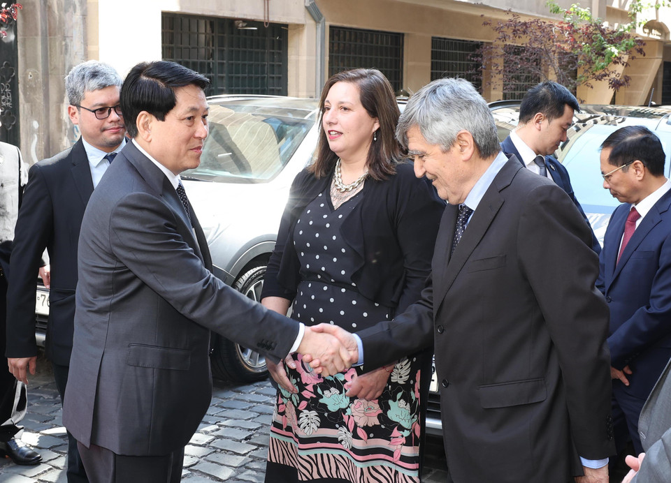 Các đại biểu đón Chủ tịch nước Lương Cường đến thăm trụ sở Đảng Xã hội Chile. (Ảnh: Lâm Khánh/TTXVN)