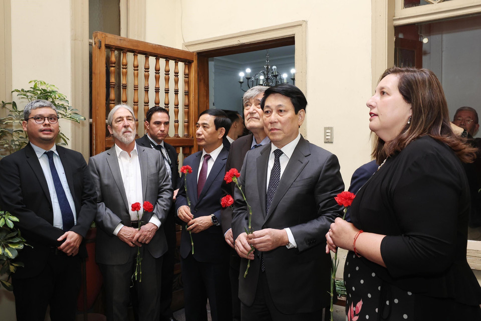 Tại trụ sở Đảng Xã hội Chile, Chủ tịch nước Lương Cường đặt hoa trước bia tưởng niệm những người hy sinh dưới chế độ độc tài. (Ảnh: Lâm Khánh/TTXVN)