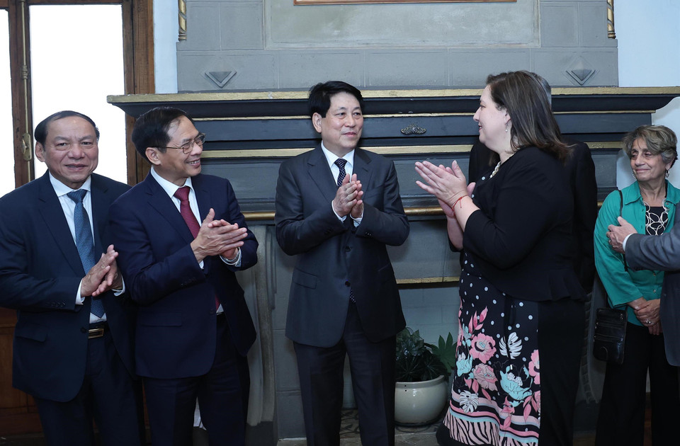 Chủ tịch nước Lương Cường và các đại biểu tại trụ sở Đảng Xã hội Chile. (Ảnh: Lâm Khánh/TTXVN)