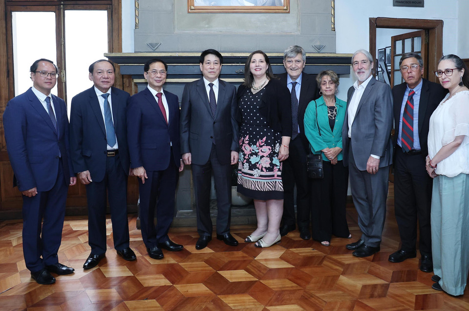 Chủ tịch nước Lương Cường và các đại biểu tại trụ sở Đảng Xã hội Chile. (Ảnh: Lâm Khánh/TTXVN)