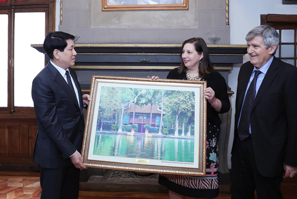Chủ tịch nước Lương Cường trao bức tranh Nhà sàn Bác Hồ tặng Chủ tịch Đảng Xã hội Chile Paulina Vodanovic. Ảnh: (Lâm Khánh/TTXVN)