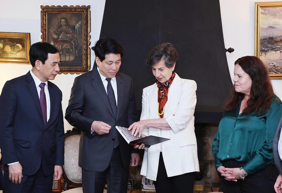 Chủ tịch nước Lương Cường và Thượng nghị sỹ Isabel Allende xem một số hình ảnh về Tổng thống Chile Salvador Allende. (Ảnh: Lâm Khánh/TTXVN)