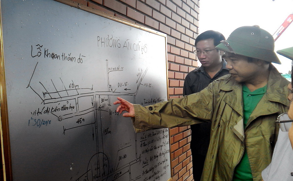 Phó Chủ tịch Ủy ban Nhân dân tỉnh Quảng Ninh Đặng Huy Hậu trực tiếp chỉ đạo tại hiện trường. (Ảnh: Nguyễn Hoàng/​Vietnam+)