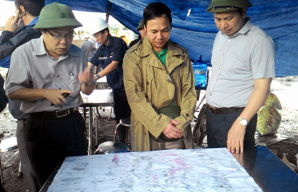 Phó Chủ tịch Ủy ban Nhân dân tỉnh Quảng Ninh Đặng Huy Hậu trực tiếp chỉ đạo tại hiện trường. (Ảnh: Nguyễn Hoàng/​Vietnam+)