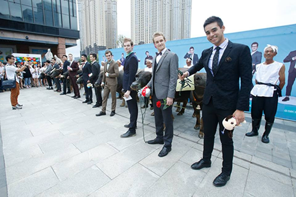 Với trang phục lịch lãm cùng với đó là bông hoa hồng trên tay, các chàng đã thu hút ánh mắt của rất nhiều người dân trên phố. (Nguồn: CCTVNews)