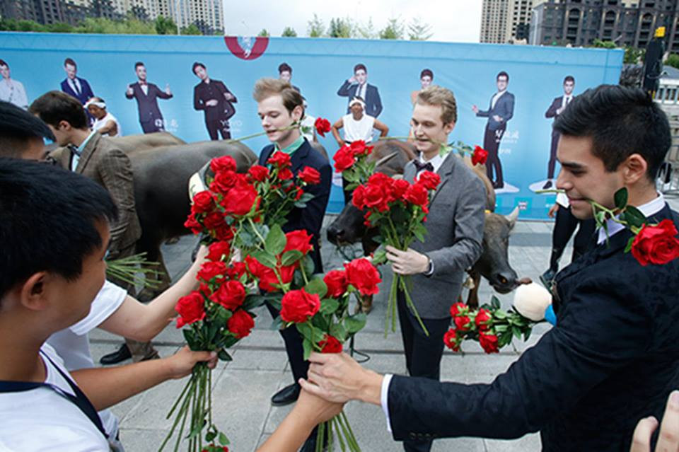 Theo như truyền thuyết từ thời nhà Hán ở Trung Quốc, chuyện tình cảm giữa Ngưu Lang và Chức Nữ không được thiên đình chấp nhận. Vì lẽ đó, Họ bị chia cách bởi một dòng sống lớn (Dải ngân hà) và mỗi năm chỉ được gặp nhau một lần vào 7/7 âm lịch. (Nguồn: CCTVNews)