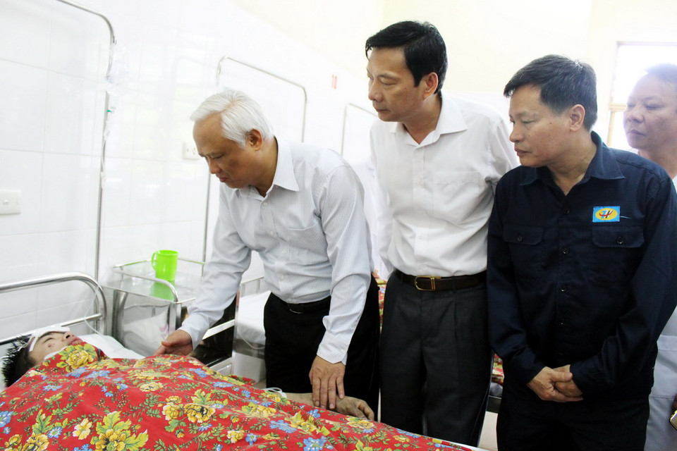 Phó Chủ tịch Quốc hội Uông Chu Lưu cùng lãnh đạo tỉnh Quảng Ninh đến thăm hỏi động viên các nạn nhân trong vụ tai nạn hầm lò. (Ảnh: Nguyễn Hoàng/​Vietnam+)
