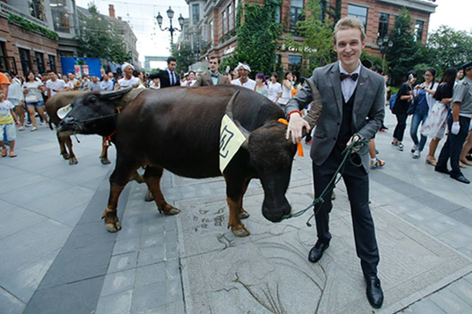 Sở dĩ những người đàn ông này làm vậy là bởi họ đang tham gia vào ngày lễ Thất tịch, hay còn gọi là ngày Ngưu Lang-Chức nữ của Trung Quốc. (Nguồn: CCTVNews)