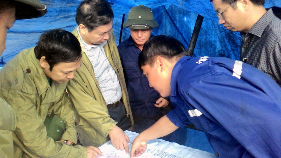 Lực lượng chức năng khẩn trương lên phương án tìm kiếm cứu nạn. (Ảnh: Nguyễn Hoàng/​Vietnam+)