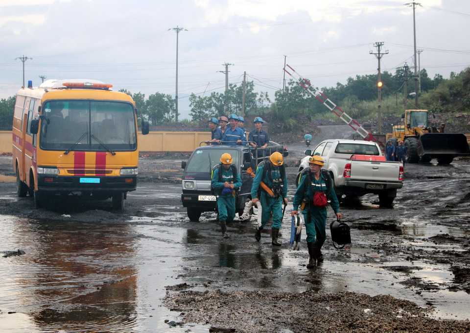 Các lực lượng chức năng khẩn trương tìm kiếm cứu hộ các nạn nhân trong vụ tai nạn hầm lò. (Ảnh: Nguyễn Hoàng/​Vietnam+)