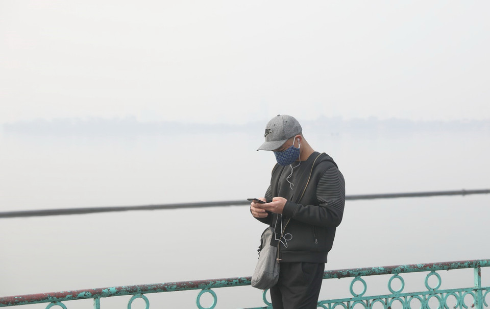 Chỉ số (AQI) tại khu vực Hồ Tây lên đến khoảng 240, người dân ra đường luôn phải đeo khẩu trang. (Ảnh: Thành Đạt/TTXVN)