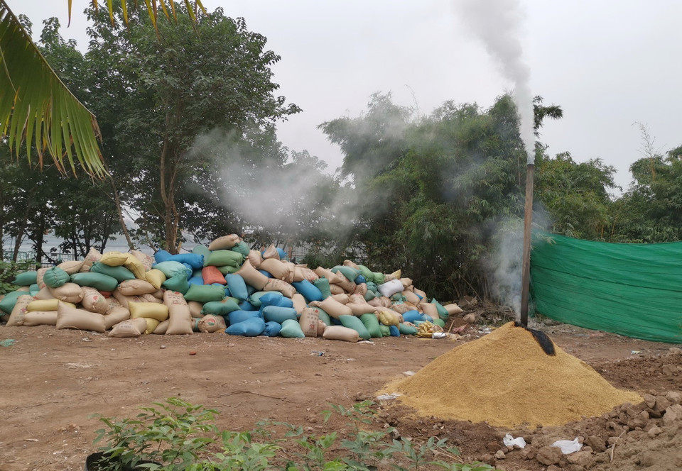 Tình trạng đốt chất thải, rác không đúng quy định tại khu vực Hồ Tây. (Ảnh: Thành Đạt/TTXVN)